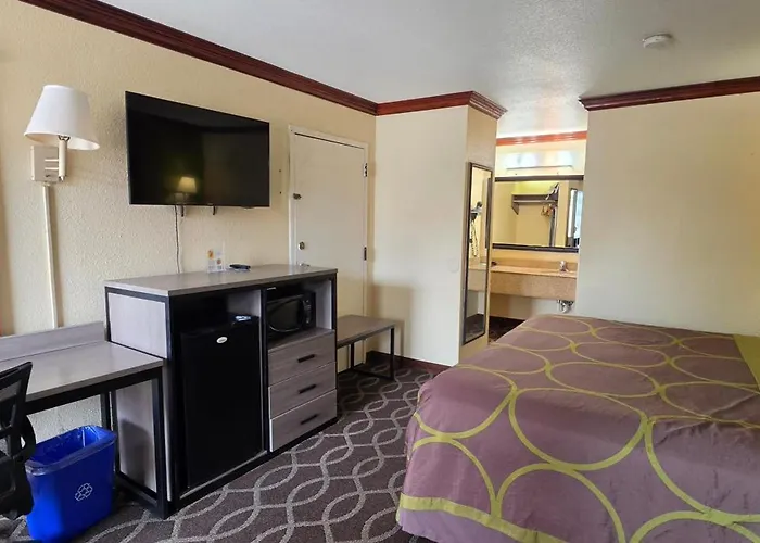 Super 8 By Wyndham San Marcos