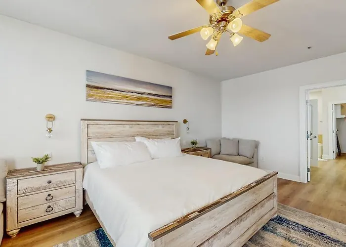 Stunning Lakefront Home On Lake Lbj With Private Balconies - Close To Yacht Club