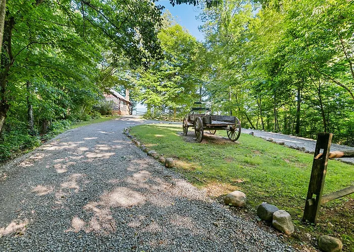Nolichuckey Bluffs Bed & Breakfast Cabins