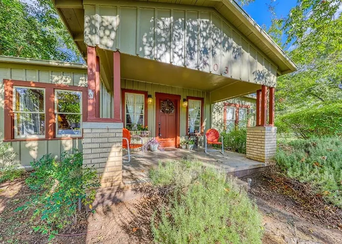 Historic Farmhouse With Lush Covered Patio - Near Wineries & Main St