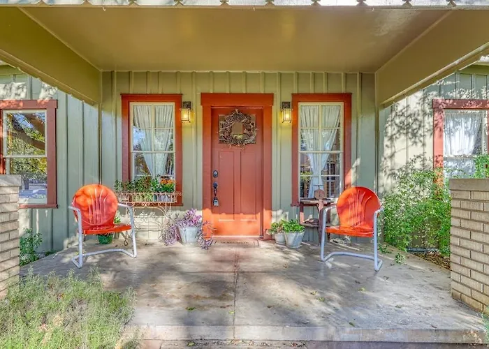 Historic Farmhouse With Lush Covered Patio - Near Wineries & Main St