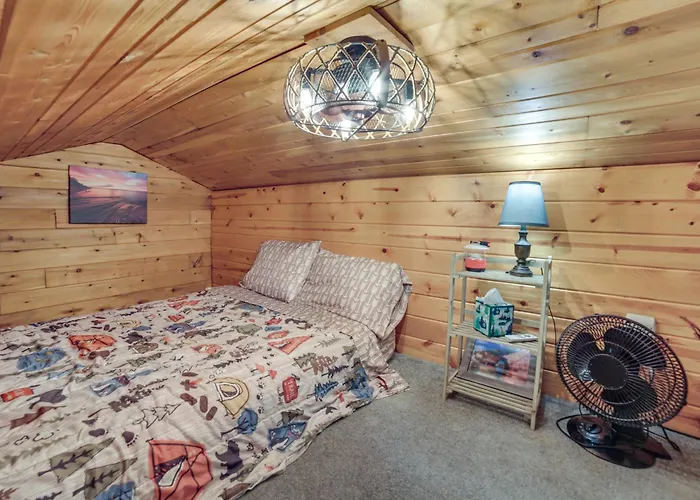 Cozy Manistique Cabin W/ Deck, Grill & Fire Pit!