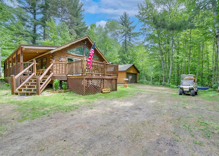 Cozy Manistique Cabin W/ Deck, Grill & Fire Pit!