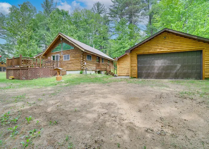 Cozy Manistique Cabin W/ Deck, Grill & Fire Pit!