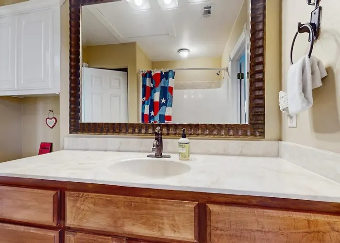 Waterfront Home With Kayak, View, Fire Pit & Wifi - Dog-Friendly