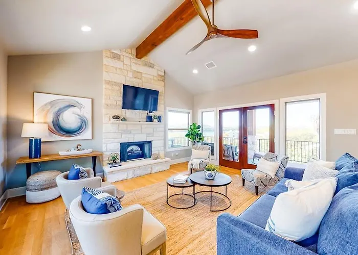 Bright & Spacious Family Home With Firepit, Lake Views, Furnished Deck, Free Wifi