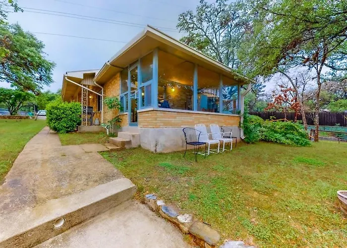 Wonderful Lakefront Home With Yard, Water Views, Central Ac, Wifi, Private W/D