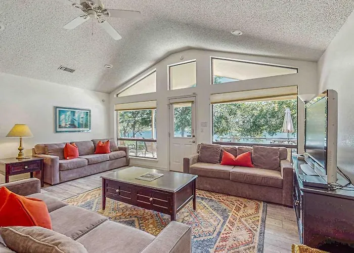 Spacious Lakefront Home With Water Views, Wifi & Private Washer/Dryer