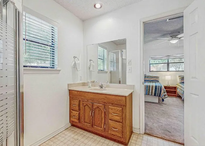 Spacious Lakefront Home With Water Views, Wifi & Private Washer/Dryer