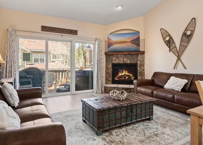 Luxury Pond Villa: Hot Tub & Views with Complimentary Activities