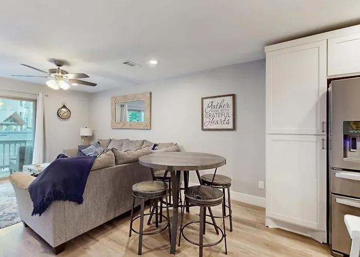 Condo Near Lake Horseshoe Bay With Private Balcony, Washer/Dryer, A/C, Wifi