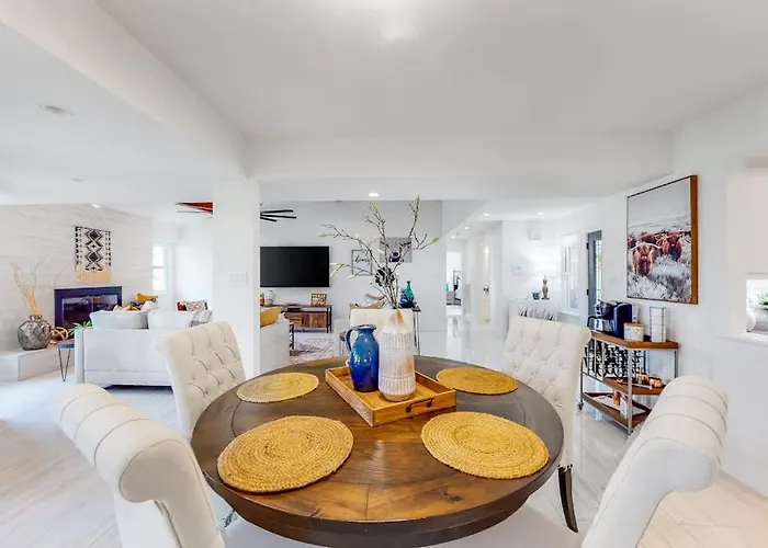 Peaceful Mid-Century Escape With Screened Porch & Lake Access