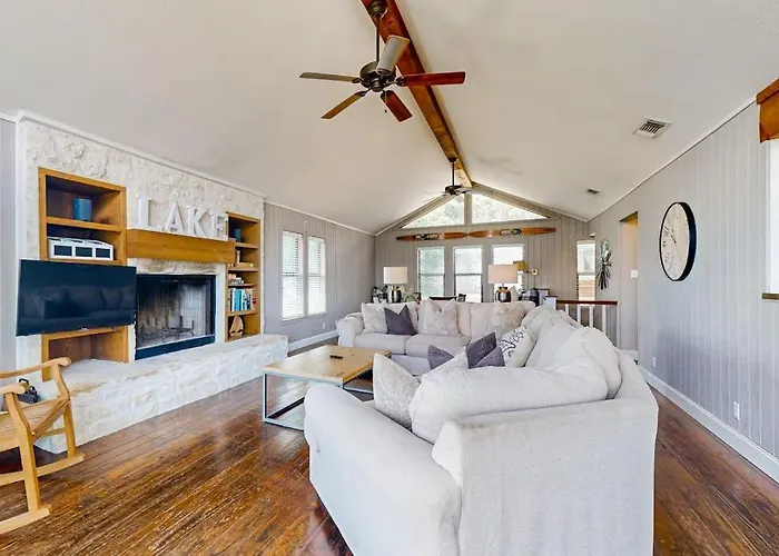 Spacious Lakefront Hideaway With Decks, Grill, Billiards, Tennis & Pool