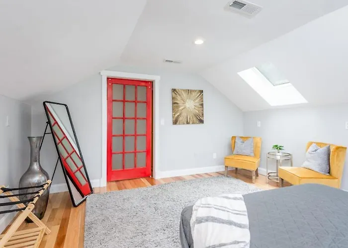 Old Lytle Cove Rd - Upper Unit