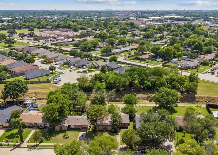 New! Fun Just 20 Min From Dallas 3-Brm Home