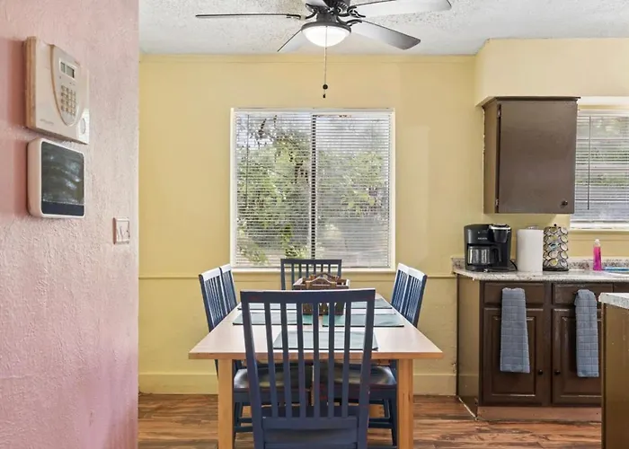 New! Fun Just 20 Min From Dallas 3-Brm Home