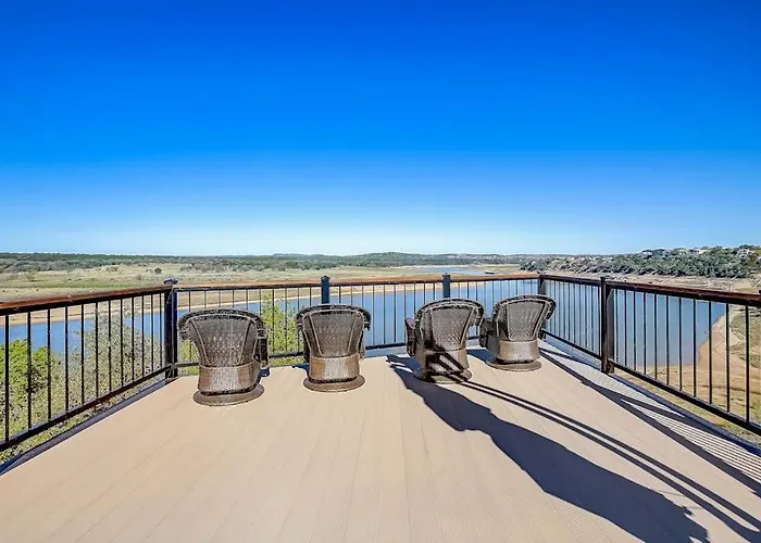 Stunning Lakefront Home With 2 Patios, Chef'S Kitchen, & Lake Access