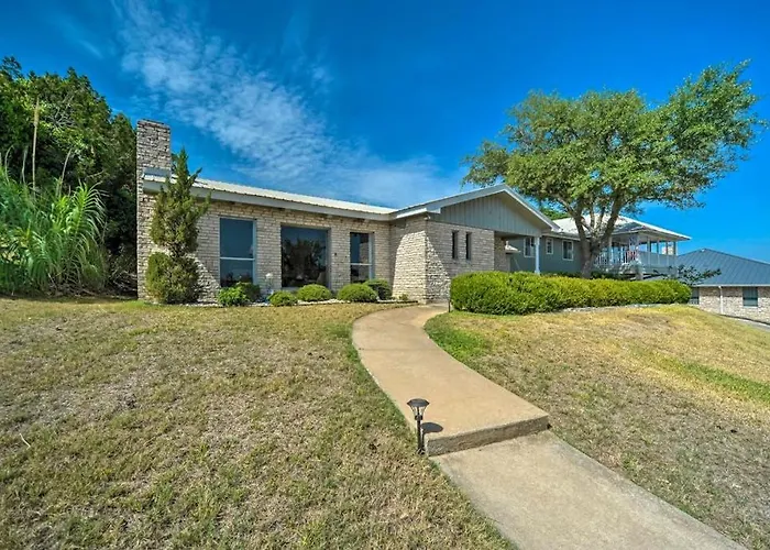 Snowbird-Friendly House With Game Room, Full Kitchen, Balcony & W/D
