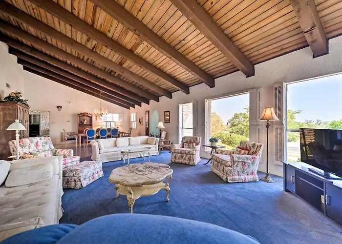 Snowbird-Friendly House With Game Room, Full Kitchen, Balcony & W/D