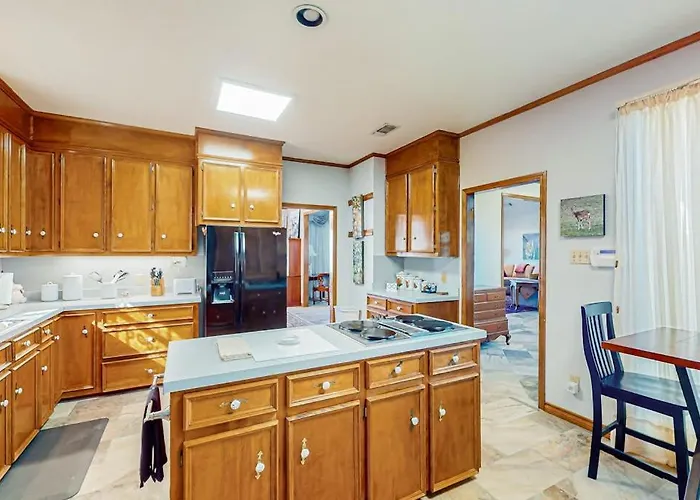 2-Story Home With Covered Patio, Balcony, Fireplace, Streaming, Great Views, W/D