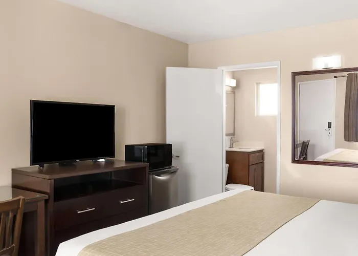 Travelodge By Wyndham Everett City Center