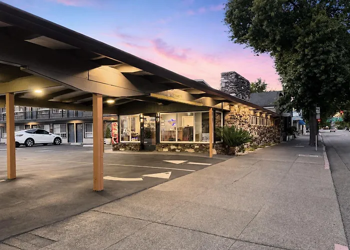 Thunderbird Lodge