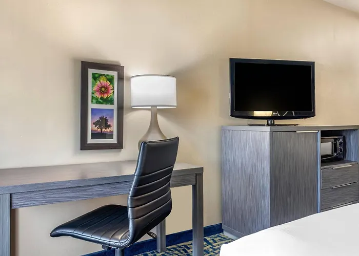Comfort Inn & Suites Pauls Valley - City Lake