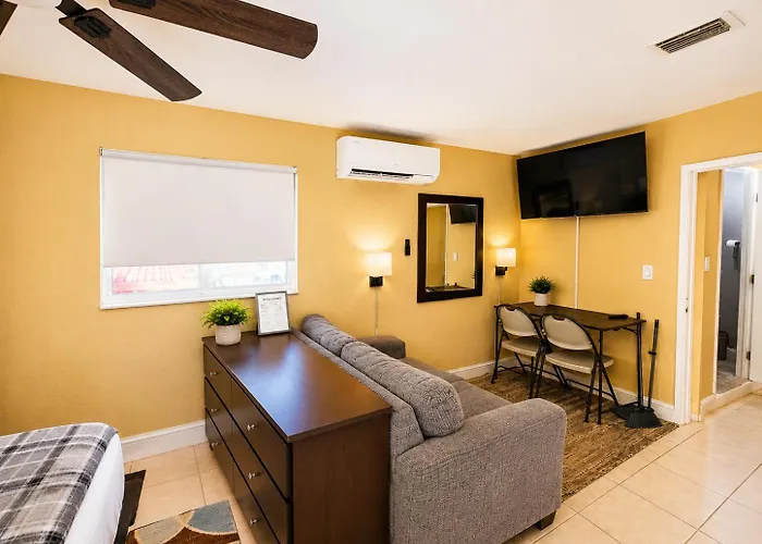 Private Guest Suite With Separate Entrance & Kitchen