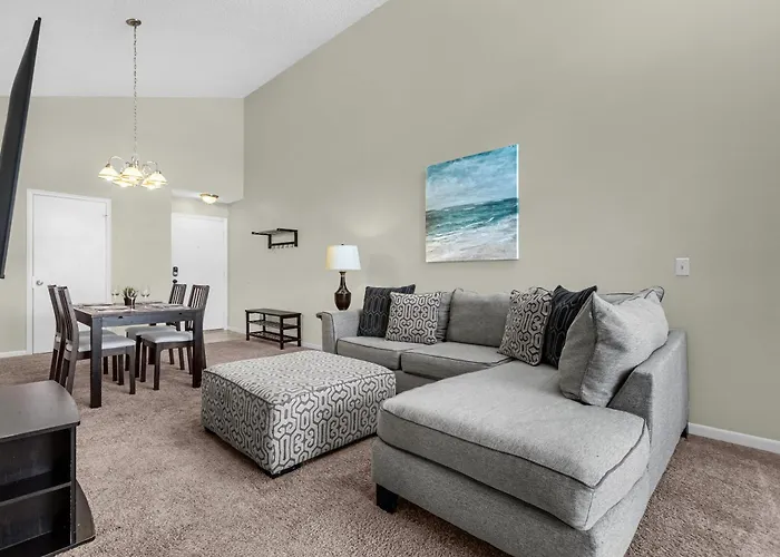 Condo With Pool Access Near Golf Course, Airport