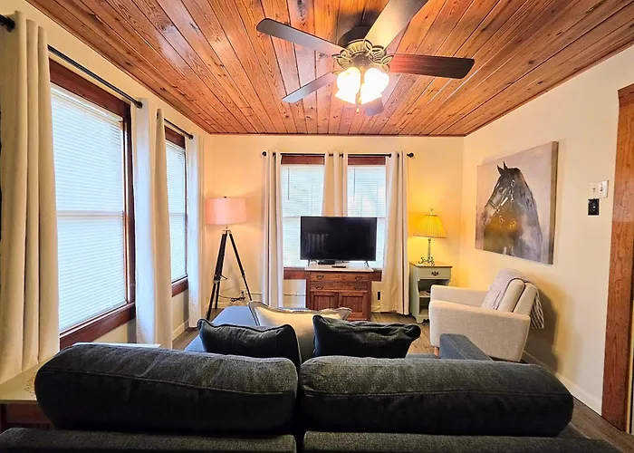 #08 - One Bedroom Lakeview Cottage-Pet Friendly