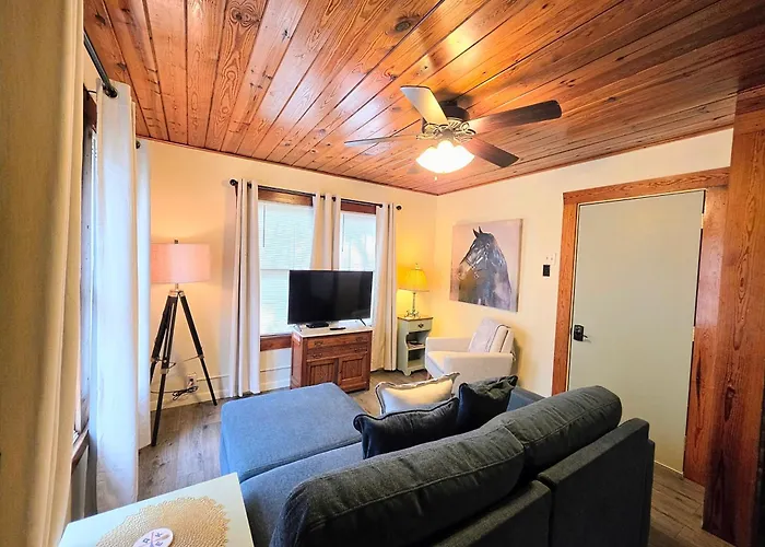 #08 - One Bedroom Lakeview Cottage-Pet Friendly