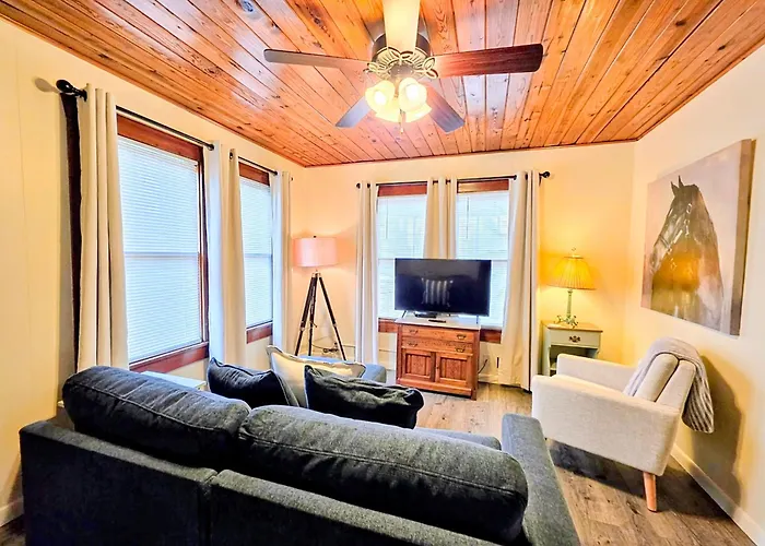#08 - One Bedroom Lakeview Cottage-Pet Friendly