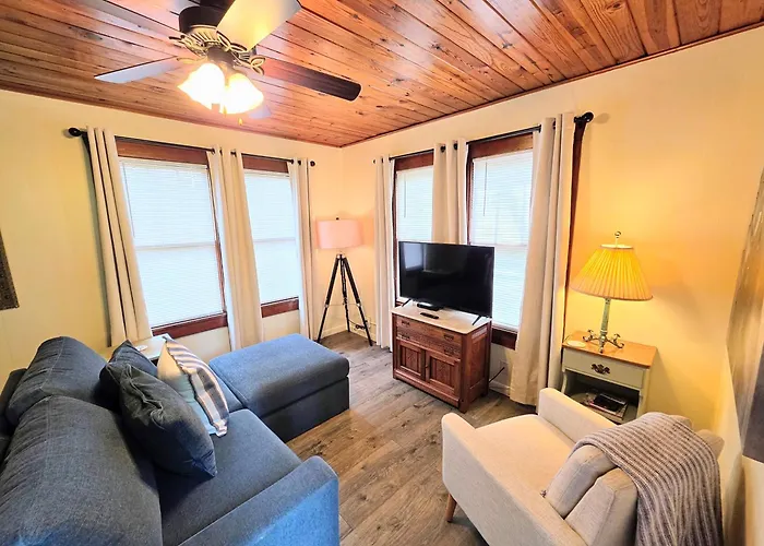 #08 - One Bedroom Lakeview Cottage-Pet Friendly