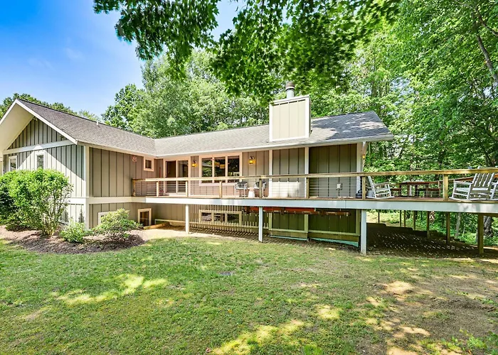 Riverwood: South Haven Retreat On 10 Acres
