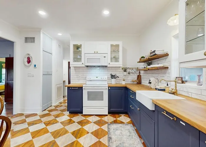 Blue Haus With Hot Tub, Shuffleboard, Ev Charger - Walk To Town & Wineries