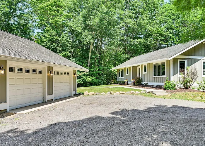 Riverwood: South Haven Retreat On 10 Acres