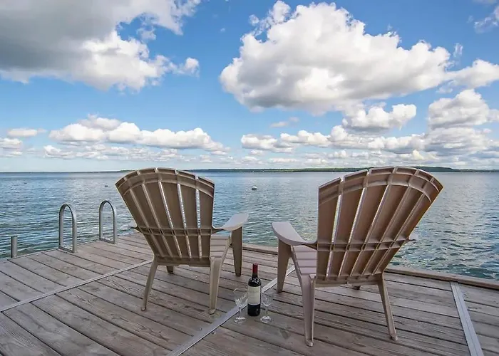 Smith Family Cottages- Lake House