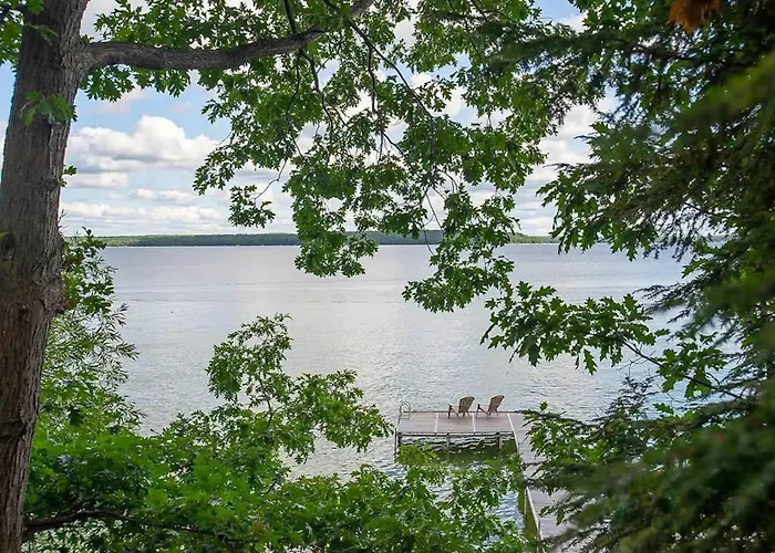 Smith Family Cottages- Lake House