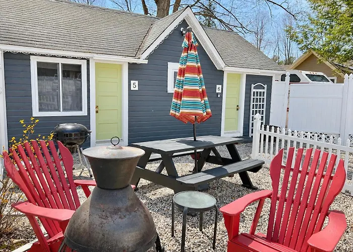 Cottage 5-6 - Year Round Pet Friendly 50 Fee- 2 Bedroom 1 Bath End Unit
