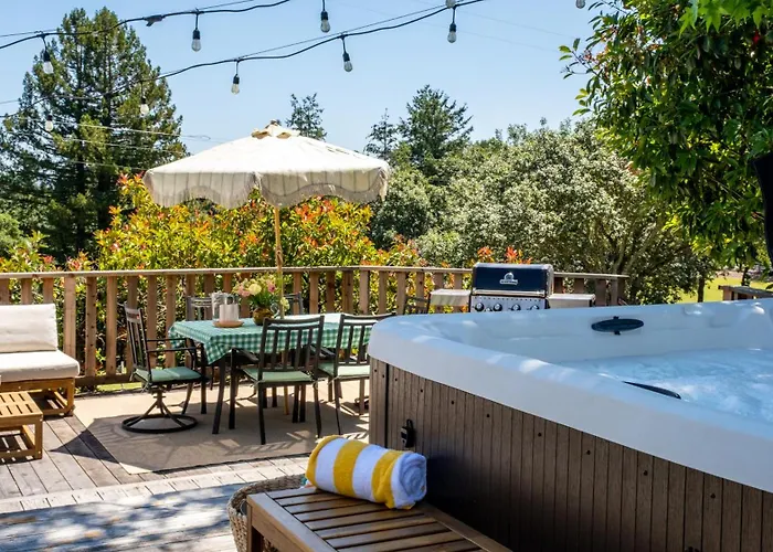 Sebastopol Farmhouse On 3 Acres, Fiber, Kid Friendly
