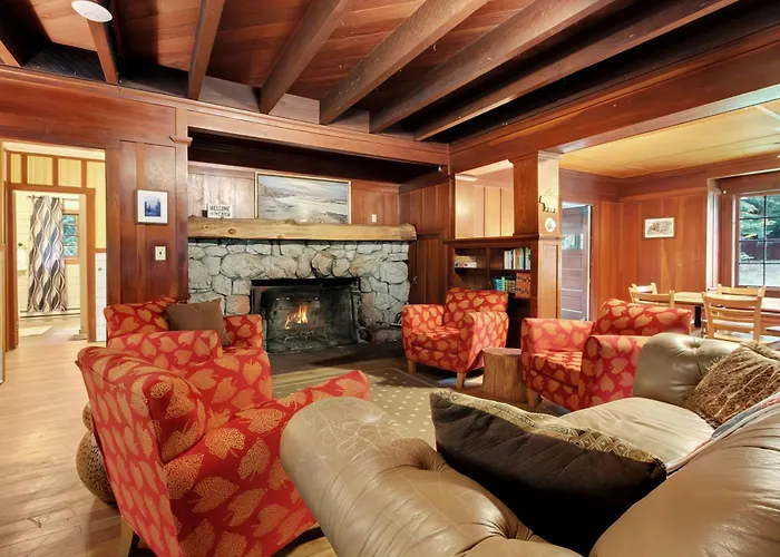 Large Lodge At Rainier Lodge