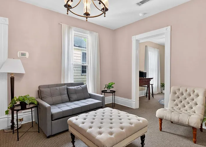 Charming Apartment In Bustling Clifton & Crescent Hill