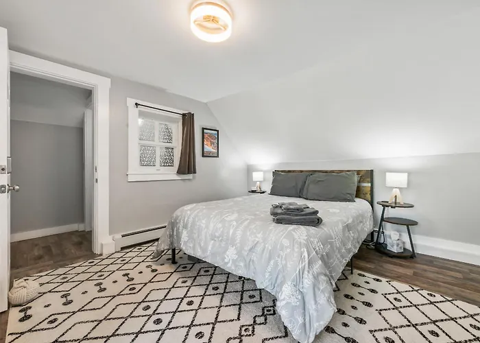 Bond Modern Cozy Apt 2Nd Floor