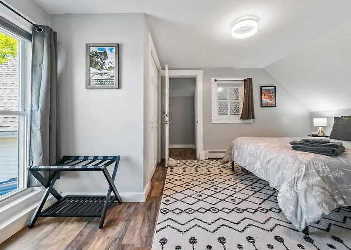 Bond Modern Cozy Apt 2Nd Floor