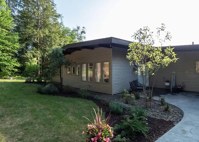 Modernist Lakefront Sojourn