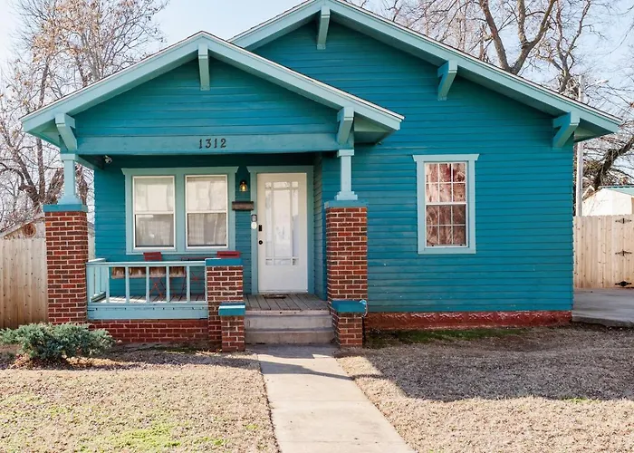 Blue Bungalow Near Ou Med/Downtown