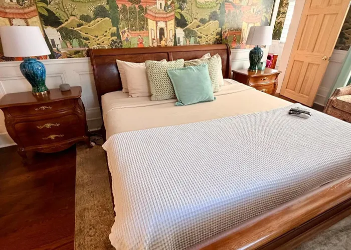 Casablanca Inn On The Bay- Exclusively For Guests 21 & Over