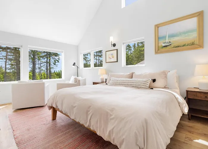 Quiet, Modern, Dog-Friendly Home With Ocean Views, Private Trails & Firepit