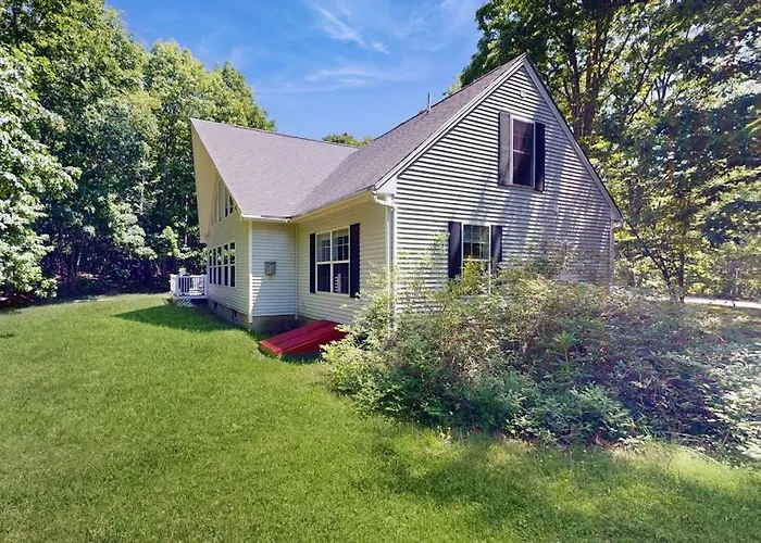 Peaceful Home With Forest Views & Great Yard - Minutes To Town