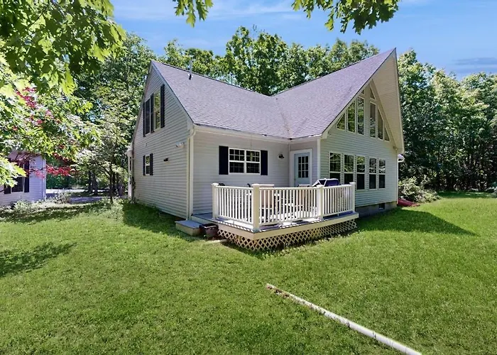 Peaceful Home With Forest Views & Great Yard - Minutes To Town